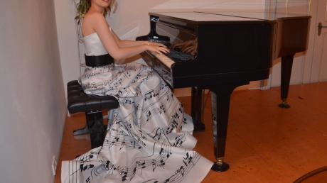 Cassandra Wyss aus Liechtenstein hat als Pianistin im Barocksaal in Illertissen überrascht und fasziniert. Bei aller Perfektion auf der Bühne zeigte sich die junge Künstlerin im direkten Gespräch natürlich und spontan.  	