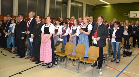 Lautstark stimmten die zahlreich erschienenen Besucher in der örtlichen Festhalle gemeinsam in die Bayernhymne ein. Damit wurde der gesellige Teil des Festabends eingeleitet. 