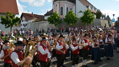Zu Ehren des 90-jährigen Jubiläums des Allgäu-Schwäbischen Musikbundes zogen vier Musikkapellen aus drei ASM-Bezirken in die Winterrieder Dorfmitte, um in vereintem Klangvolumen einen Gemeinschaftschor anzustimmen. 	