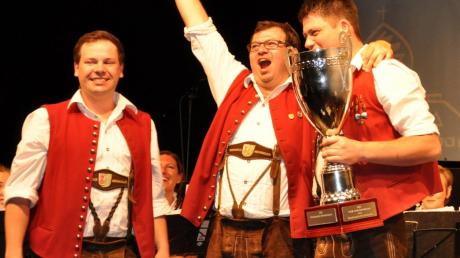 Der Pokal ging an die Kirchhaslacher Musikanten. Von links: Dirigent Thomas Wölfle, Vorsitzender Tobias Wohllaib und Dirigent Jürgen Schön. 	