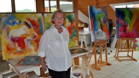 Bei einer Atelierausstellung gibt die im Kirchhaslacher Ziegelgrund lebende Künstlerin Ingrid Landfried Einblick in die Vielfalt ihrer Werke. 