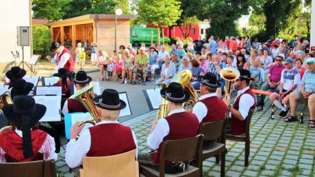 Herrliches Sommerwetter, begeisternde Blasmusik und viele Besucher waren die Erfolgszutaten zur Serenade der Musikgesellschaft Illereichen-Altenstadt. 	