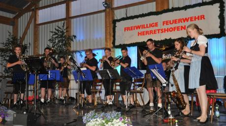 Mit bewundernswertem Können sorgten die mit motivierten und talentierten Nachwuchsmusikern aus Kirchhaslach und Umgebung besetzten „Dorfheiligen“ für den musikalischen Schwung. 	