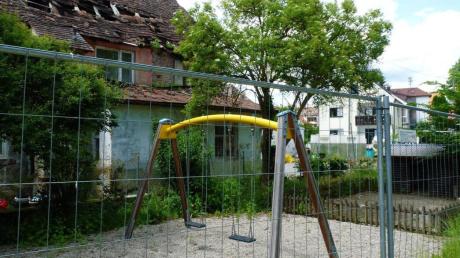 Das einsturzgefährdete Gebäude neben dem Altenstadter Kindergarten kann nun abgerissen werden. Der Schutzzaun, der die Nutzung des Gartens für die Kindergartenkinder eingeschränkt, ist somit ebenfalls wohl bald Geschichte. 