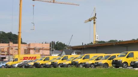 Seit Mai werden jeweils von Montag bis Samstag zahlreiche Briefe und Pakete vom Standort im Bucher Gewerbegebiet aus zugestellt. Dazu sind 27 gelbe Autos und 55 Mitarbeiter in Voll- und Teilzeit im Einsatz. 