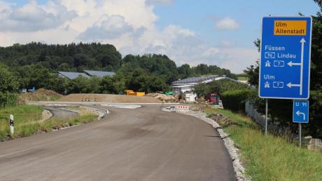 Die Umrisse des neuen Kreisverkehrs samt neuer Verkehrsführung in Filzingen sind bereits sichtbar. Eine erste Asphaltschicht wurde aufgetragen.