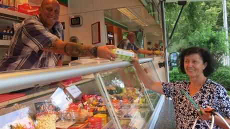 Hannelore Ott aus Regglisweiler hat den mobilen Lebensmittelservice von Harald Hutter schon getestet. „Barnis“ spart ihr die Fahrt zum Supermarkt. 