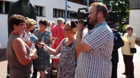 Ein Team des katholischen Nachrichtenmagazins „Katholisch1.TV“ drehte am Sonntag in und vor der Altenstadter Gut-Hirten-Kirche.