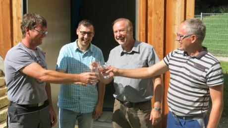 Symbolische Wasserprobe beim Brunnen III: (von links) Wasserwart Frieder Grathwohl, Hauptamtsleiter Markus Wöhrle, Bürgermeister Roland Biesenberger und Wasserwart Erwin Finkele. 
