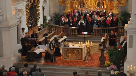 Zum 38. Mal trafen sich in der Kirchhaslacher Wallfahrtskirche Maria Himmelfahrt schwäbische und bayerische Sänger und Musikanten, um beim Mariensingen ein Lob zu Ehren der Gottesmutter erklingen zu lassen. 