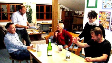 Probe für die Theatertage in Illerzell. Die „Mundart“-Gruppe führt fünf Einakter auf. Regisseur Thomas Kaim Z(weiter von links) bei der Probe im Gasthaus „Brückle“.