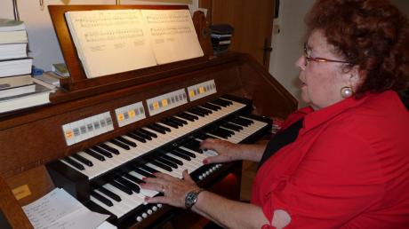 Ihr Leben ist von Musik bestimmt: Marlene Enderle zuhause an ihrer Orgel. Die gebürtige Unterallgäuerin leitet seit 35 Jahren den Frauenbundchor in Altenstadt und ist als Kirchenmusikerin aktiv.