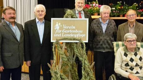 Ehrungen beim Verein für Gartenbau und Landespflege: (von links) Vorsitzender Herbert Walk, Herwig Hornik, Bürgermeister Karl Janson, Konrad Glanz, Franz Bayer und Martin Eck. 	