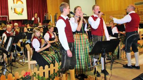 Die Musikgesellschaft Illereichen-Altenstadt hat sich in die Herzen der Zuhörer gespielt und auch gesungen. Unser Bild zeigt das Gesangstrio Andreas Brugger, Maria Kienle und Johannes Zanker, das mehrmals Szenenapplaus bekam.  	