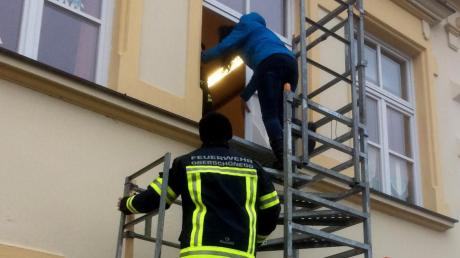 Nach Einbau einer provisorischen Gerüsttreppe als Fluchtweg wurde das Oberschönegger Kindergartenpersonal von der Feuerwehr Oberschönegg bei einer Evakuierungsübung für den Ernstfall geschult. 
