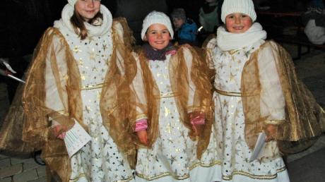 Jana Horber, Klara Blum und Kim Horber (im Bild von links), verbreiteten als Engel verkleidet weihnachtliche Stimmung. 	
