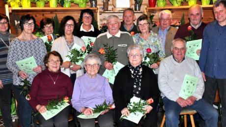 Langjährige Mitglieder wurden bei den Garten- und Blumenfreunden Winterrieden geehrt. Das Bild zeigt einen Teil von ihnen sowie den Vorsitzenden Anton Weixler (ganz rechts) und seine Stellvertreterin Angelika Haider (ganz links). 	