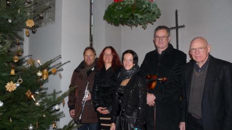 Mit schönen Melodien stimmten sie auf Weihnachten ein: (von links) Gerd Leiprecht, Stephanie Gröger, Claudia Mack, Michael Schletz und Helmut Schüttlöffel. 	