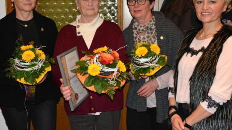 Ehrungen und Ernennungen zu Ehrenmitgliedern standen bei der Chorgemeinschaft St. Martin an. Das Bild zeigt: (von links) Helga Schuhwerk, Charlotte Maucher, Ingrid Weixler und Vorsitzende Marie-Luise Popp. 	