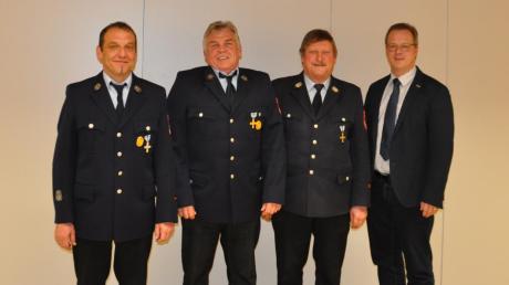 Johann Schwehr wurde für 25 Jahre aktiven Feuerwehrdienst geehrt. Unser Foto zeigt von links: Kommandant Karl Danner, Johann Schwehr, Kreisbrandmeister Josef Heinzler und Bürgermeister Günther Fuchs.  	