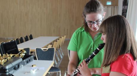 Jugendleiterin Karin Hausner zeigt der 12-jährigen Laura Gänzer wie das Klarinettenspiel funktioniert. 