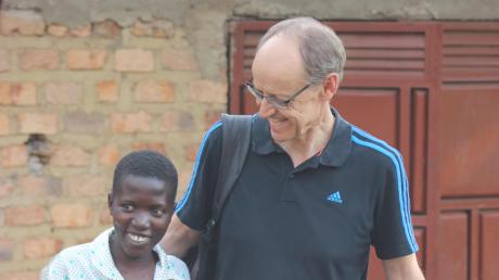 Der Bildungsreferent des Kindermissionswerks Ulm, Peter Förg, setzt sich für Mädchen und Buben in Uganda ein. 