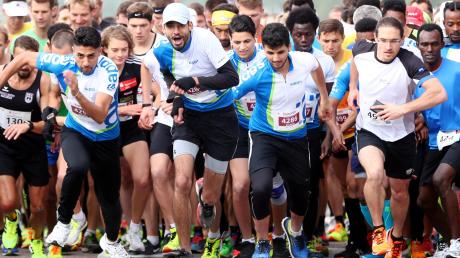 Am Start sind noch alle beisammen: 5700 Läufer wollen es gestern in Ulm über die Marathon- und Halbmarathondistanz wissen. 10800 Sportler waren es beim Einstein-Marathon insgesamt. 