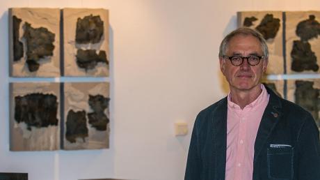 Geschliffener Stahl: Benedikt Zint in der Kemptener Ausstellung. Im Hintergrund sind einige Schlackeobjekte des Unterallgäuers zu sehen. 