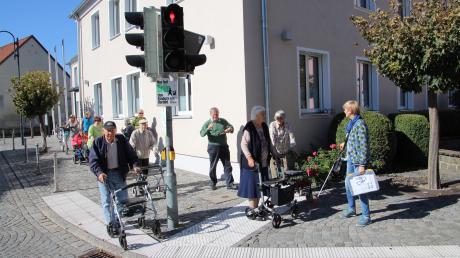 Das Blindenleitsystem im Kreuzungsbereich am Altenstadter Rathaus ist teilweise nicht fachgerecht ausgeführt. Die gerillten Platten der Aufmerksamkeitsfelder lenken blinde Menschen nicht direkt und sicher über die Straße, sondern mitten in den Straßenraum. 