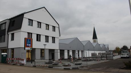 Am Montag wird der neue Aldi in Altenstadt eröffnet. Damit kann der Marktplatz, an dem in den vergangenen Monaten fleißig gebaut wurde, offiziell genutzt werden. Einige Arbeiten stehen aber noch aus. 