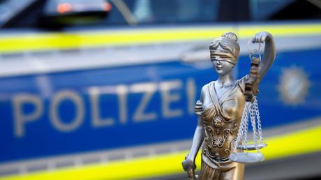 Ein Mann soll in Altenstadt seinen Nachbar attackiert haben. Er sitzt in Untersuchungshaft.