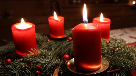 Der Adventskranz gehört für viele Menschen zur Vorweihnachtszeit. In Altenstadt erklärten die Kräuterfrauen Gabi Oßwald und Martina Brugger, wann er erfunden wurde.
