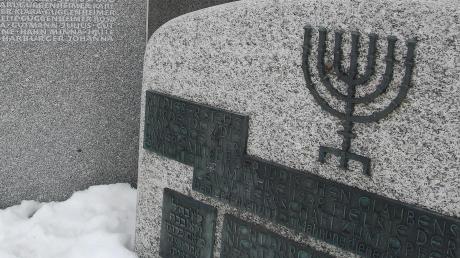 In vielen Gemeinden gibt es Gedenktafeln, wie hier am Standort der einstigen Synagoge in Memmingen am Schweizerberg. Auch in Altenstadt gibt es Stelen, die an den Standort der ehemaligen Synagoge erinnern. Der Markt möchte nun einem Verein beitreten, der sich der jüdischen Geschichte widmen möchte. 