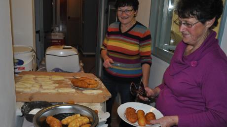 In Teamarbeit backen Christa Menrad (rechts) und Elisabeth Neuhäusler (links) die Teigröllchen im heißen Fett zu goldgelben Kartoffelwürsten. 