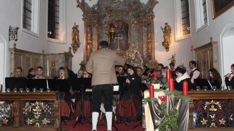Einige Musikanten spielten in der St.-Jakobus-Kirche bei ihrem Jahreskonzert auf. Das Publikum genoss die weihnachtliche Stimmung in dem von Kerzen erhellten Gotteshaus.  	