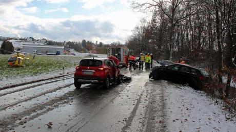 Bei Kellmünz hat sich am Samstagvormittag bei winterlichen Straßenverhältnissen ein schwerer Zusammenstoß ereignet. Vier Personen wurden dabei schwer verletzt. 