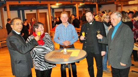 Das Bild zeigt von links: Pater Mathäus, Angela Laupheimer, Johannes Zanker, Pfarrer Benjamin Beck und Zweiten Bürgermeister Ernst Wüst beim Jahresauftakt im Altenstadter Pfarrheim. 	