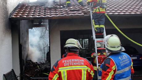 Zahlreiche Feuerwehrleute waren in Dietenheim im Einsatz.  	