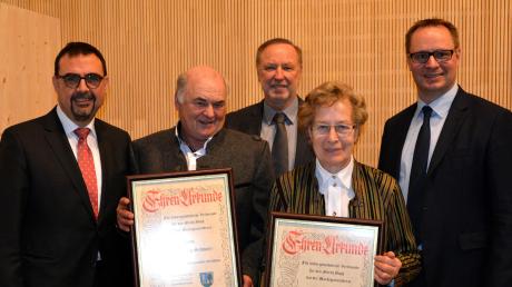 Unser Bild zeigt (von links): Landtagsabgeordneten Klaus Holetschek, Georg Schwarz, Bürgermeister Roland Biesenberger, Aloisia Langer und Landrat Thorsten Freudenberger. 