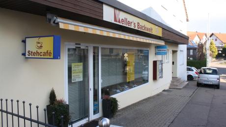 „Keller’s Backwelt“ an der Witzighauser Straße in Illerberg wurde zum Jahreswechsel geschlossen. Auf einem Plakat im Schaufenster werden die Gründe für die Geschäftsaufgabe genannt.