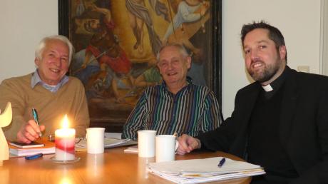 Unser Foto zeigt (von links) den neuen Kirchenpfleger Werner Schulze zusammen mit dem vormaligen Kirchenpfleger Michael Briglmeir und Pfarrer Benjamin Beck. Das Treffen fand bereits vor ein paar Tagen statt. 