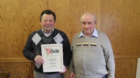In Anerkennung der langjährigen Mitgliedschaft zum Verein wurde Johann Sturm (links) vom Vorsitzenden Johann Egger zum Ehrenmitglied ernannt.  	