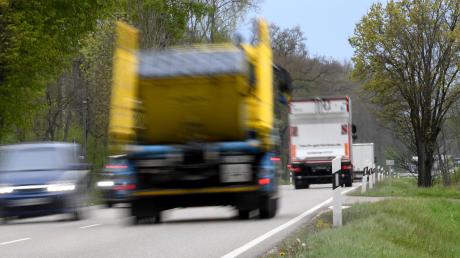 Anwohner der B300 - Ortsdurchfahrt durch Winterrieden - stören sich an Lärm von Lastwagen.