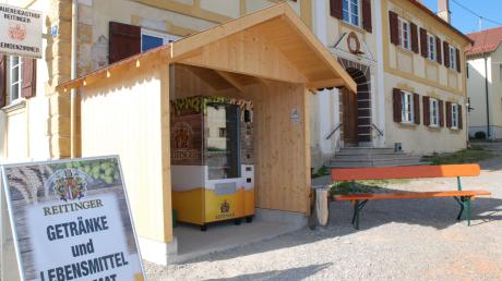 In Oberroth weist ein Schild auf den Lebensmittel- und Getränkeautomaten bei der Brauerei Reitinger hin. 