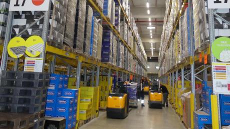 Waren über Waren: Eindrucksvolle Einblicke bietet das große Lager des Lidl-Logistikzentrums bei Dettingen. 39 solcher Betriebe unterhält der Discounter in Deutschland. 