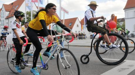 Fahrräder in allen Variationen rollten am Samstag durch die Stadt – vom sportlichen Tandem bis zum historischen Hochrad. Der SC Vöhringen hat 125 Jahre Vereinsgeschichte Revue passieren lassen.