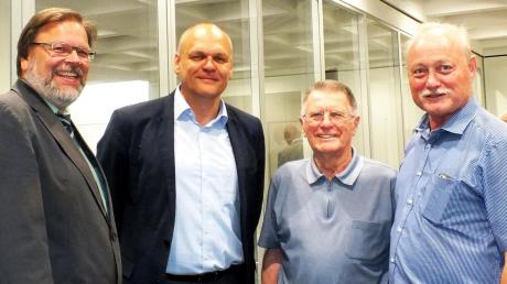 Johann Ebert (Zweiter von links) im Gespräch mit (von links) Schulleiter Ralf Schabel, Herbert Maier, dem ersten Schulleiter des IGV, und Robert Harder, scheidender Vorsitzender des Freundeskreises. 