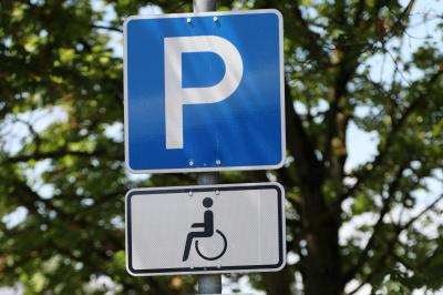 Bürgermeister parkt auf Behindertenplatz - und muss jetzt Kritik einstecken