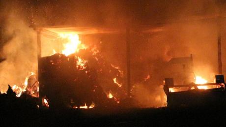 Beim Eintreffen der Rettungskräfte stand die Halle bereits lichterloh in Flammen.