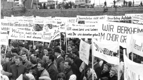 1968 verhinderten Bürger im württembergischen Illertal den Bau einer Großsenderanlage der Bundespost. Höhepunkt des Widerstands war im März 1968 eine Demonstration auf dem Dettinger Sportplatz.